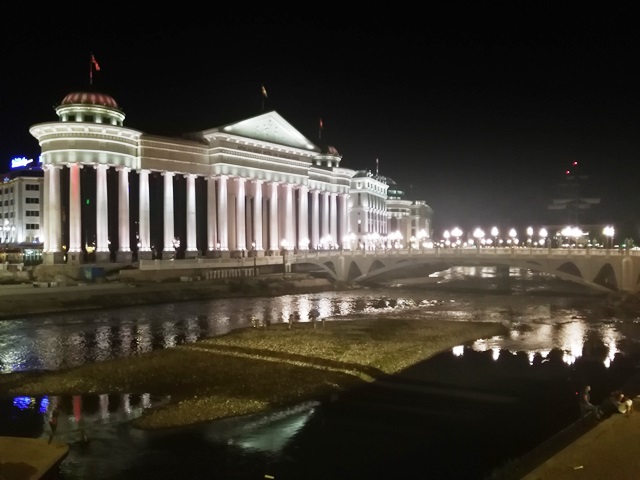 Üsküp ve ortasındaki nehir